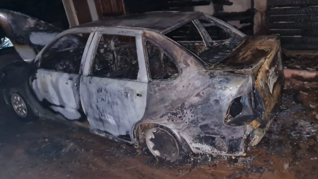 Puerto Iguazú: un individuo denunció que “contrabandistas” le habrían incendiado su automóvil.