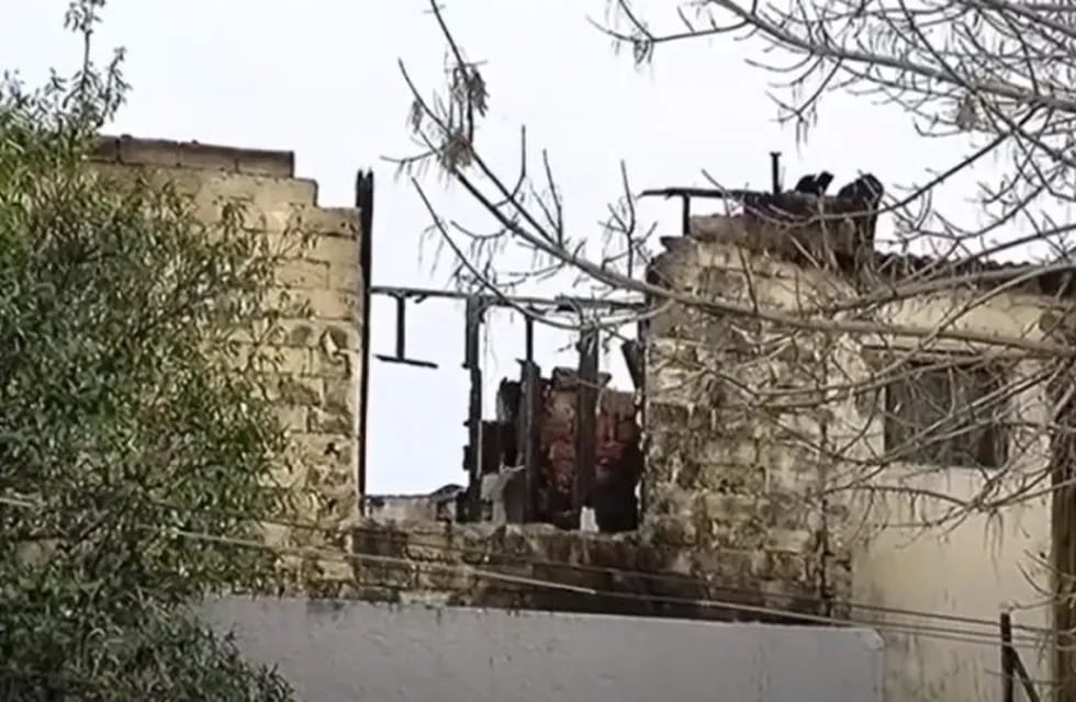 El incendio ocurrió en la planta alta de una vivienda en Vera Mujica al 3000, en la zona sudoeste. (Caputra de TV)