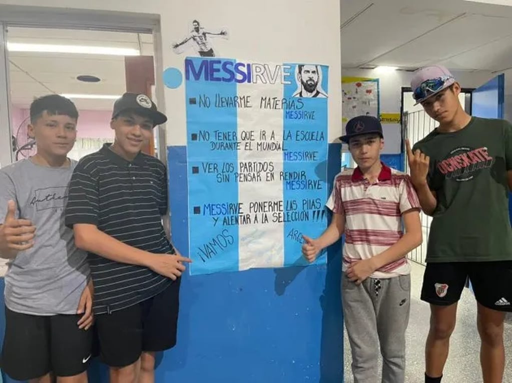 Los pasillos de un colegio de Neuquén incentiva a los jóvenes a aprobar las materias antes que empiece el mundial