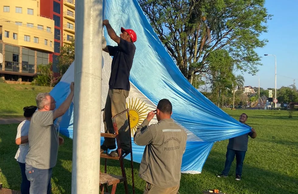 Realizaron el cambio de bandera argentina que ondea en la rotonda de acceso a Puerto Iguazú.