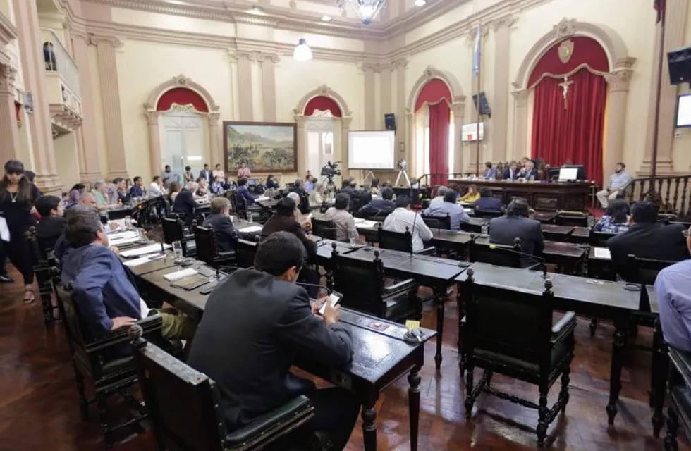 Sesión sobre el presupuesto 2019 en Salta.