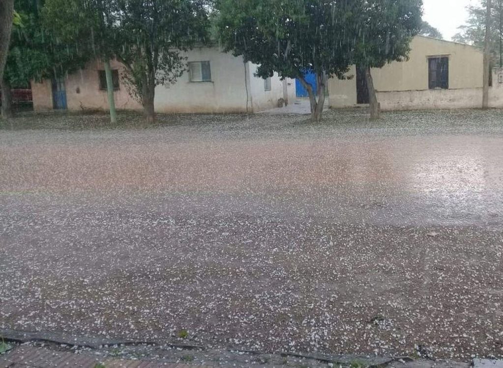 El granizo dijo presente en Berrotarán en medio de un alerta meteorológico por tormentas fuertes.