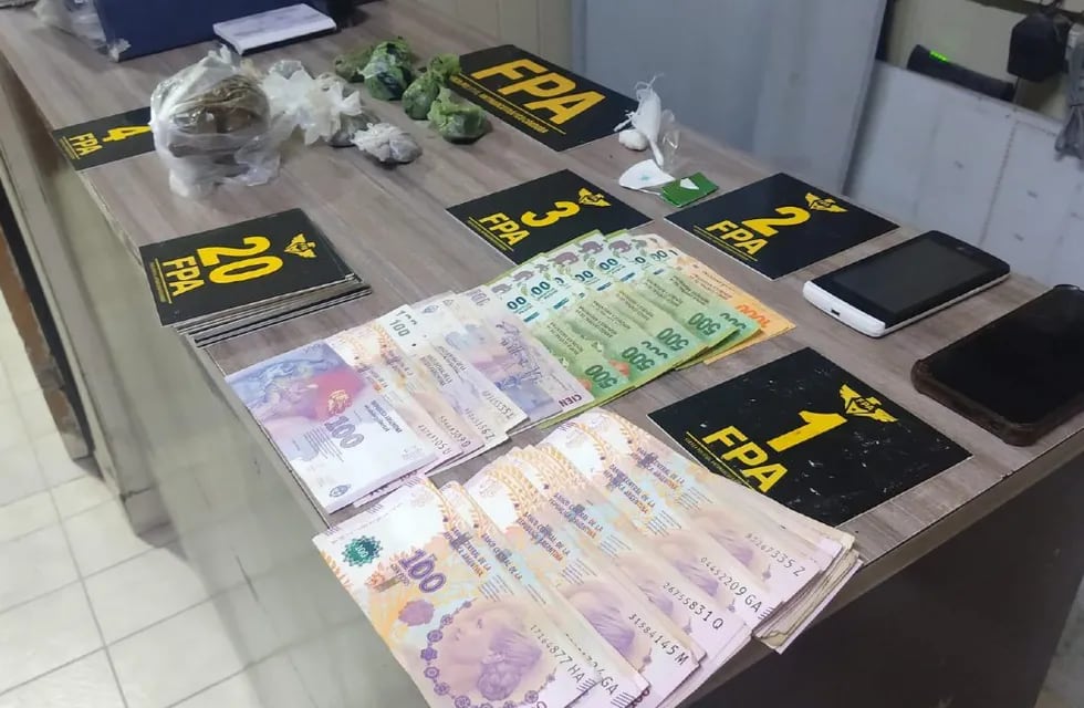 La Policía incautó la droga y una importante suma de dinero.