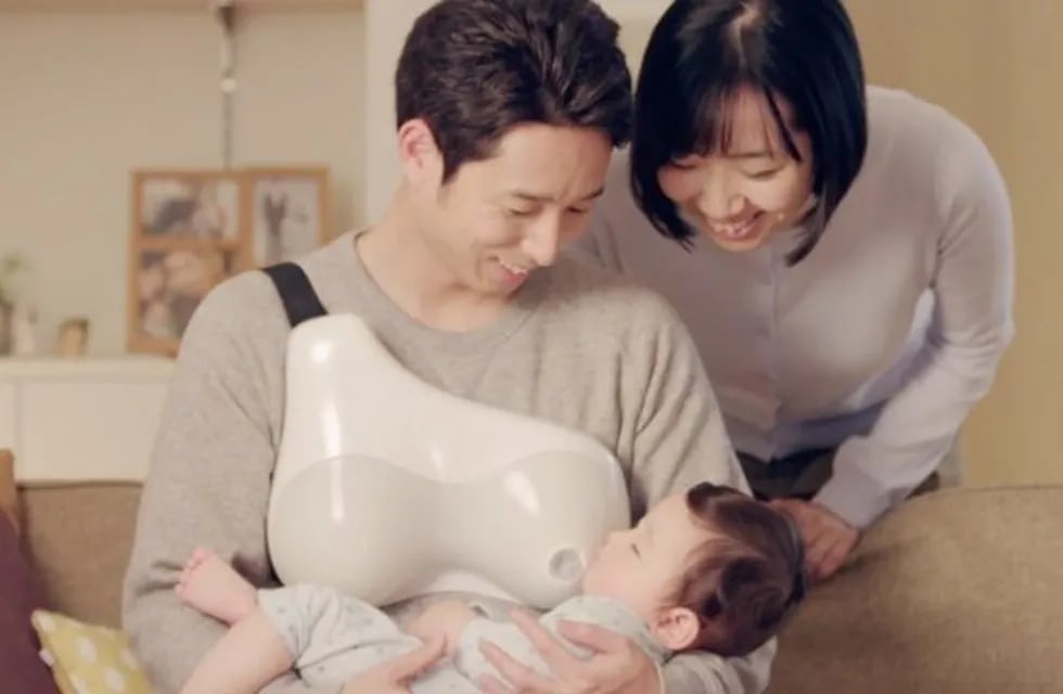 Crean un pecho artificial para que los papás puedan amamantar a sus bebés