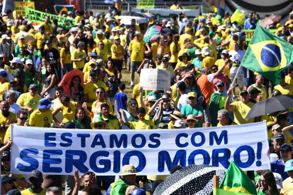 Manifestantes a favor de Sergio Moro, el juez responsable de la encarcelación a Lula y actual ministro de Justicia de Jair Bolsonaro (AFP)