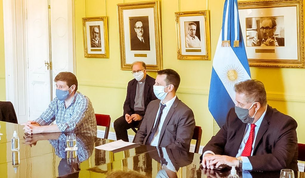 El Gobernador Gustavo Melella participó de la firma del convenio que establece la financiación para la construcción del centro de rehabilitación en la provincia.