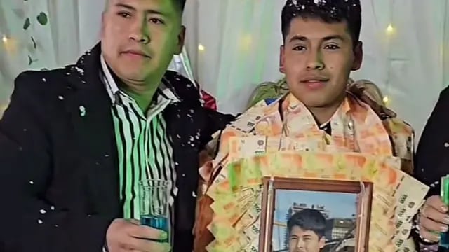 Lo vistieron con una toga de billetes de $1.000 por su cumpleaños de 18 y se volvió viral en TikTok