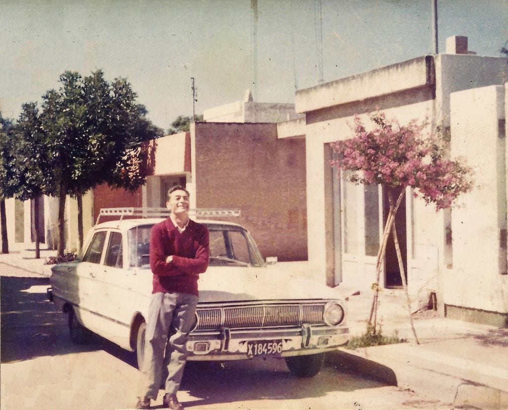 Ricardo y su Ford Falcon, en Oncativo.