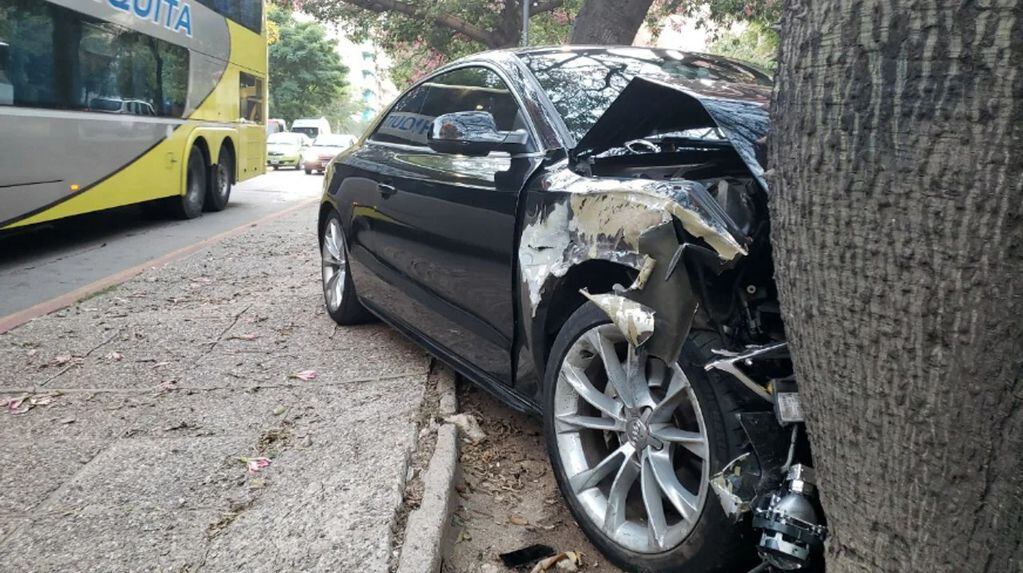 El Audi A5 se estrelló contra un palo borracho.