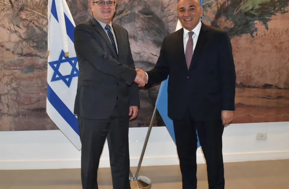El gobernador de Tucumán, Juan Manzur y el embajador de Israel, Eyal Sela.