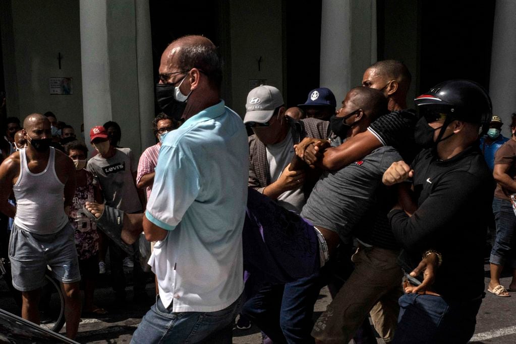 protestas contra el régimen de Cuba Miles de personas salieron a manifestarse en distintas ciudades de la isla, asfixiadas por la represión, la falta de productos básicos y la crisis sanitaria causada por la pandemia. (AP)