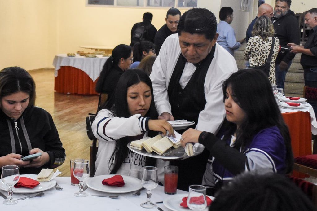 La empresa que servirá el menú de la Cena Blanca 2023 sometió su propuesta a una degustación preliminar de la que participaron estudiantes de diez colegios de la ciudad, este jueves.