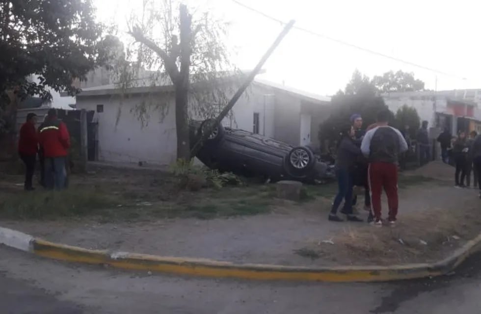 Malagueño: perdió el control del vehículo y finalizó en el jardín de una vivienda