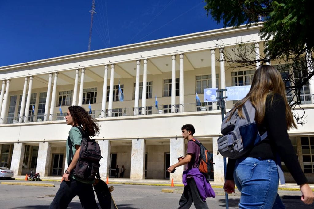 UNC. Estudiantes de la Univesidad Nacional de Córdoba frente al Pabellón Argentina. (José Gabriel Hernández / La Voz)