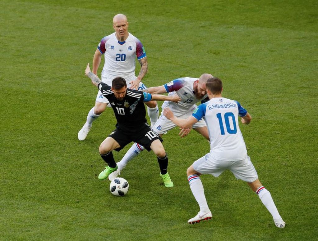 Lionel Messi, acorralado por tres jugadores islandeses durante el debut en Rusia 2018. Foto: Petter Arvidson/Bildbyran via ZUMA Press/dpa