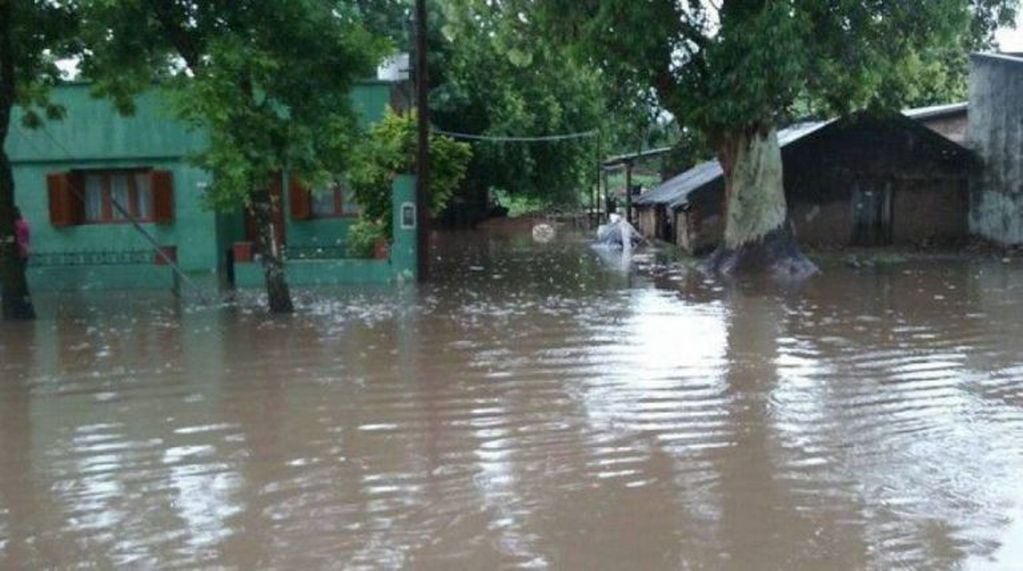 Inundaciones a causa del desborde de ríos dejan cientos de evacuados.