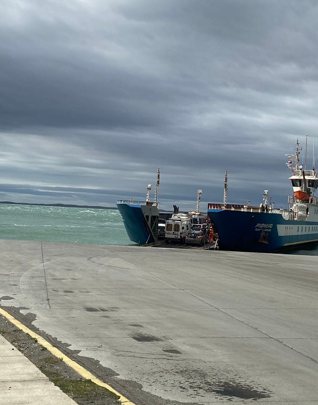 La famosa barcaza que lleva los autos desde el continente hacia la isla de Tierra del Fuego.