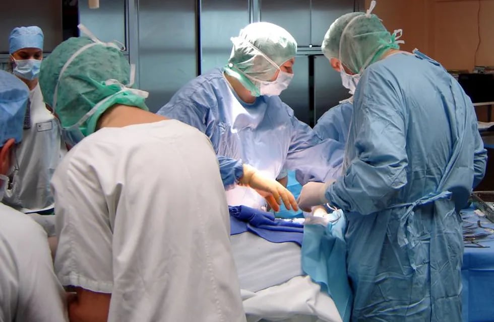 Médicos realizando una operación (AP: Chu lyon)
