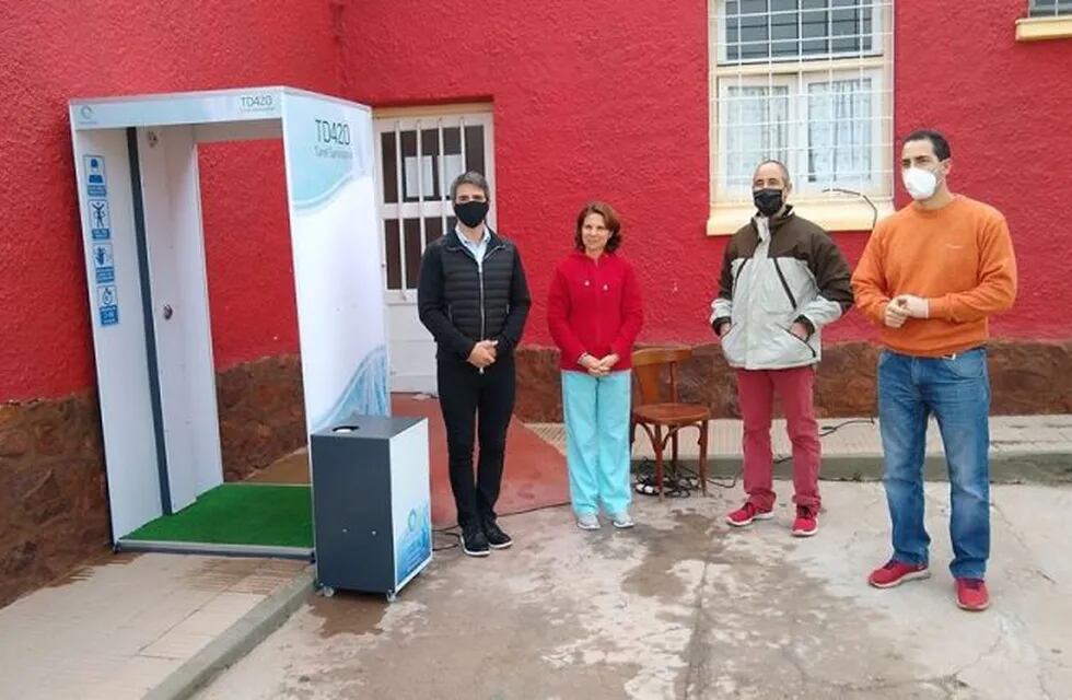 Primera cabina sanitizannte en Huerta Grande donada por sus propios vecinos. (Foto: prensa municipal).