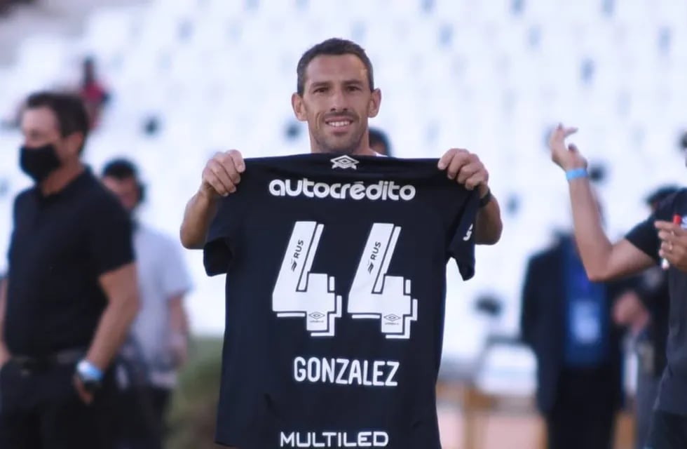 El ex Atlético Madrid y Liverpool llevó preparado el festejo para apoyar al lesionado Francisco González. (@canoboficial)