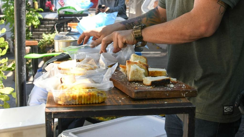 La solidaridad puede más que la crisis: sanjuaninos cocinaron 50 platos de comida para personas en situación de calle