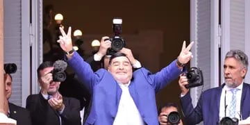  Diego Maradona saludó a los fanáticos desde el balcón de la Rosada. / @Fglamas 