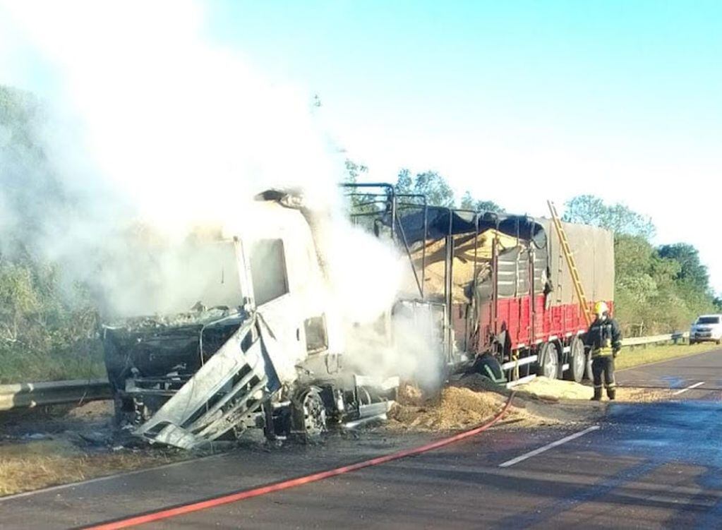 San Vicente: se incendió un camión que transportaba maíz