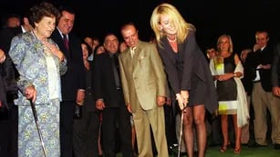 Carlos Menem junto a Cecilia Bolocco jugando al golf