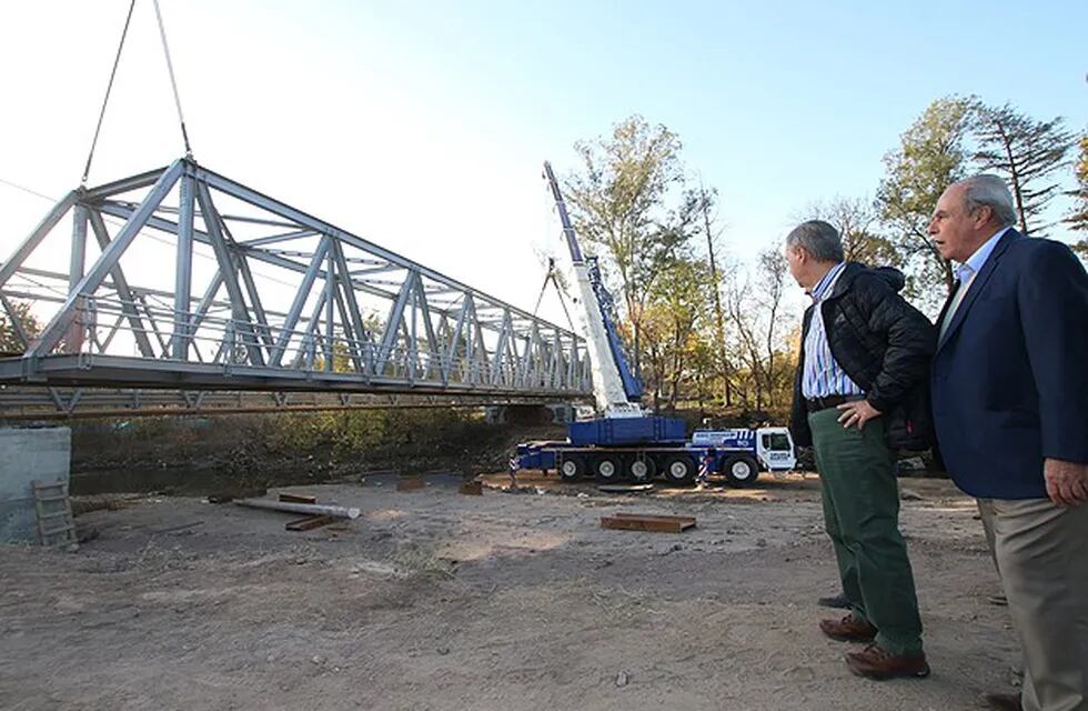 El nuevo puente sobre el barrio La Carolina es idéntico al emplazado por la Municipalidad en la otra mano.
