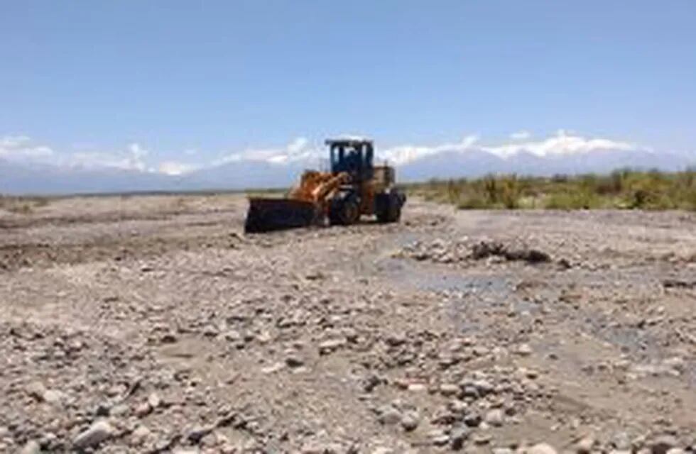 Por las crecidas de los u00faltimos días, han comenzado tareas de mantenimiento y reparación de cauces en todas las cuencas. Las tareas se coordinan con el Gobierno de Mendoza.