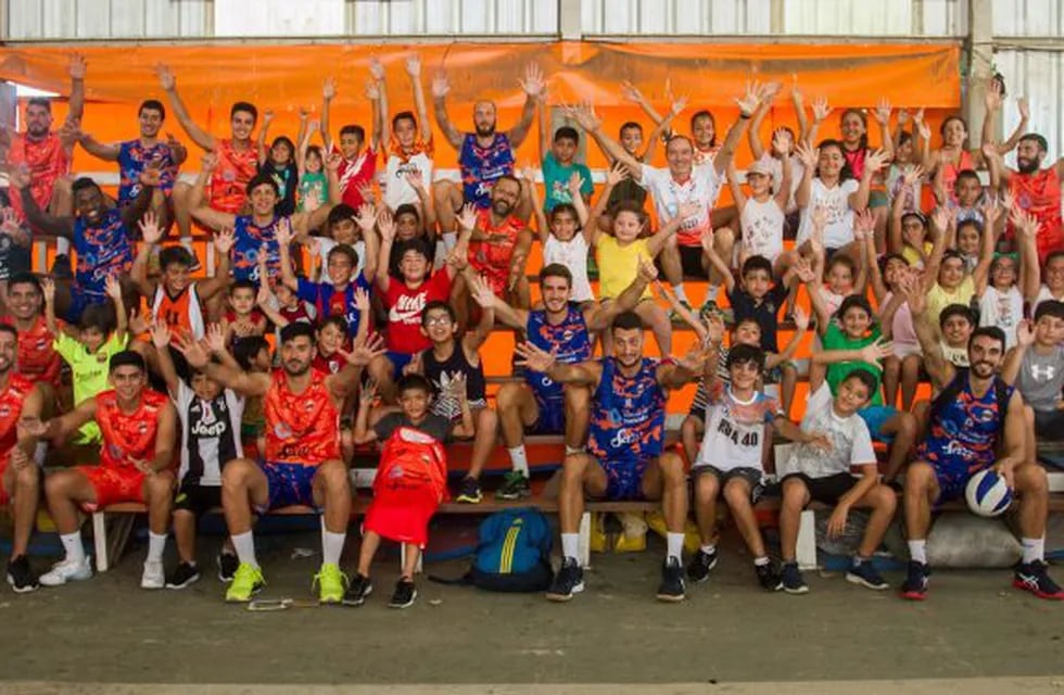 El plantel naranja compartió una linda jornada con los niños. (Monteros Voley Club)