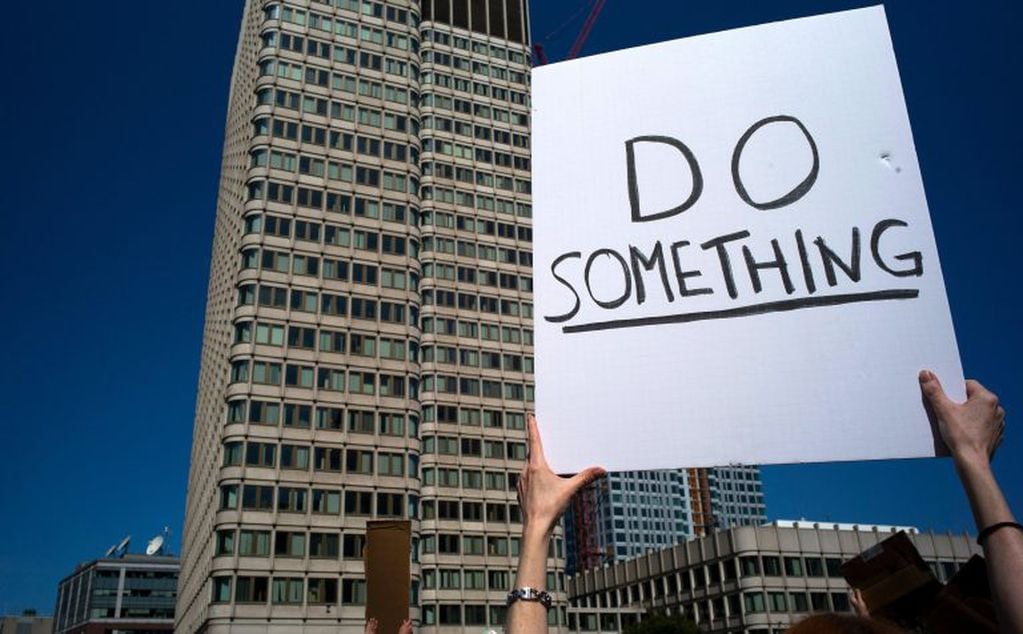 "Hagan algo", dice un cartel en Estados Unidos. (EFE)