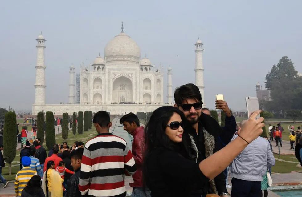 Alrededor de 6,5 millones de personas visitaron el Taj Mahal en 2016, según el gobierno indio. (AFP)