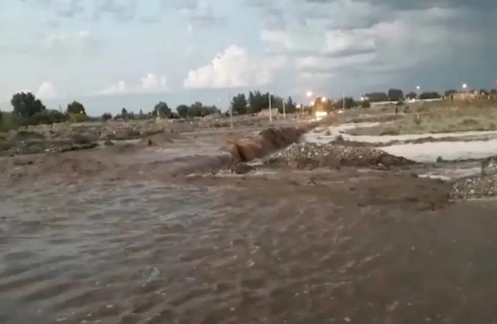 La tormenta incrementó el caudal del río Diamante y cortó los pasos badenes. Captura de pantalla.