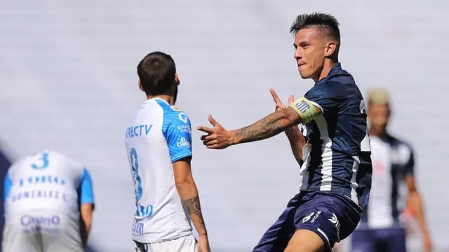 Carlos Auzqui festeja su gol ante Godoy Cruz