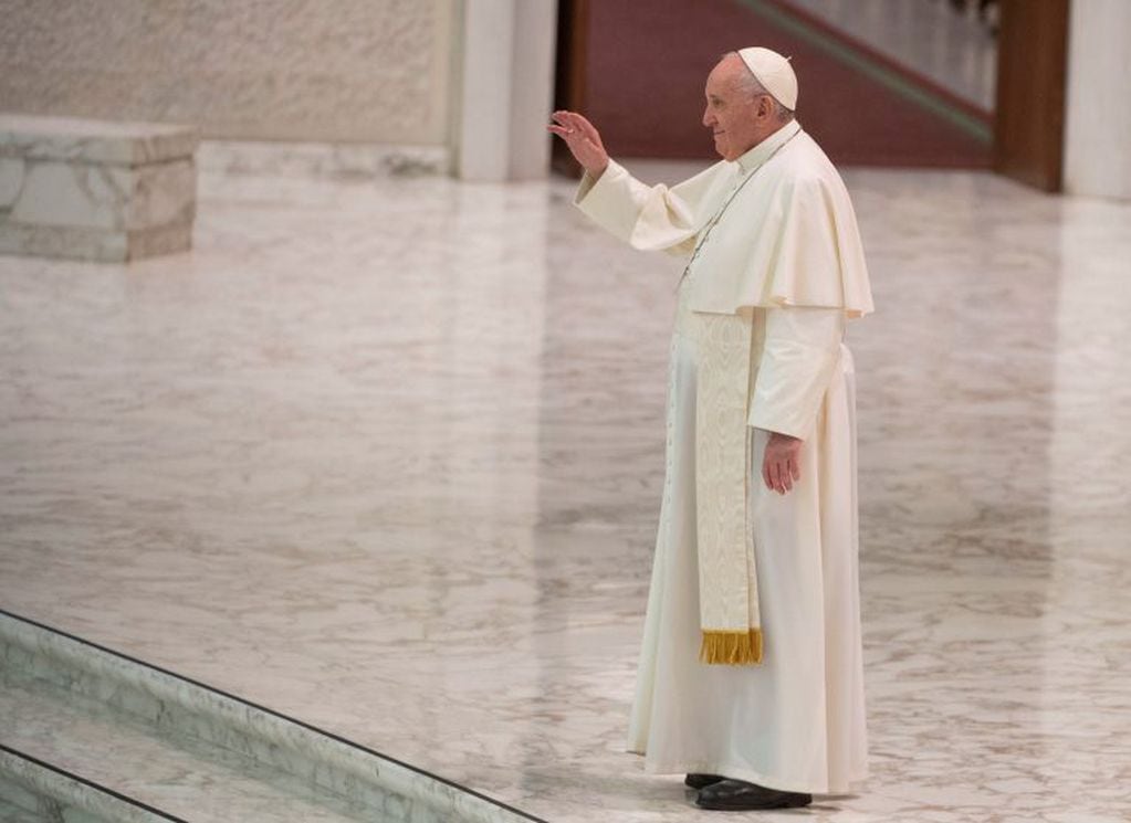 El papa Francisco saluda a sus fieles en la audiencia general del miércoles (EFE/EPA/MAURIZIO BRAMBATTI)