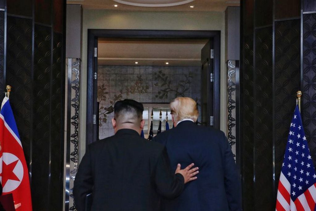Kim Jong Un y Donald Trump en Singapur luego de la histórica cumbre. (AFP)