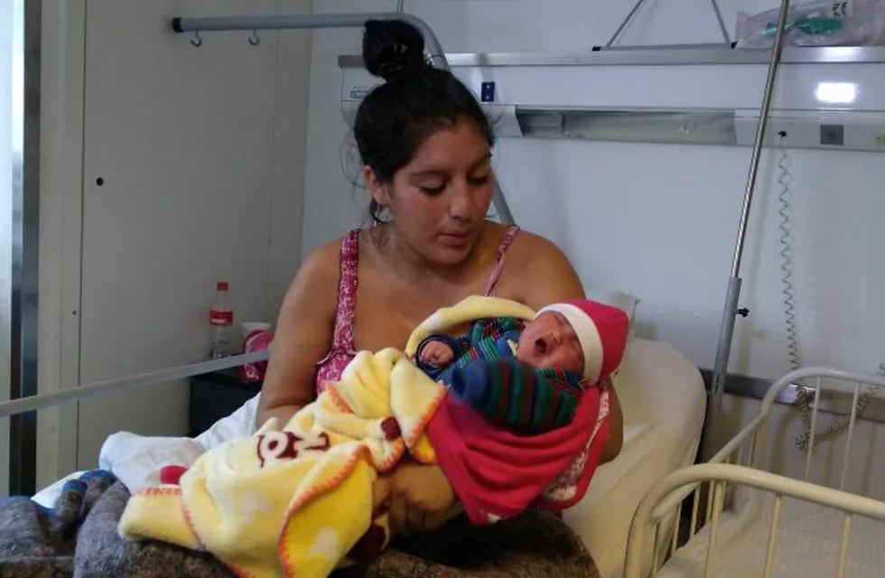 María Eugenia y su pequeu00f1a Ashley Milagros. La bebu00e9 nació el viernes en Orou00f1o y Juan Canals.