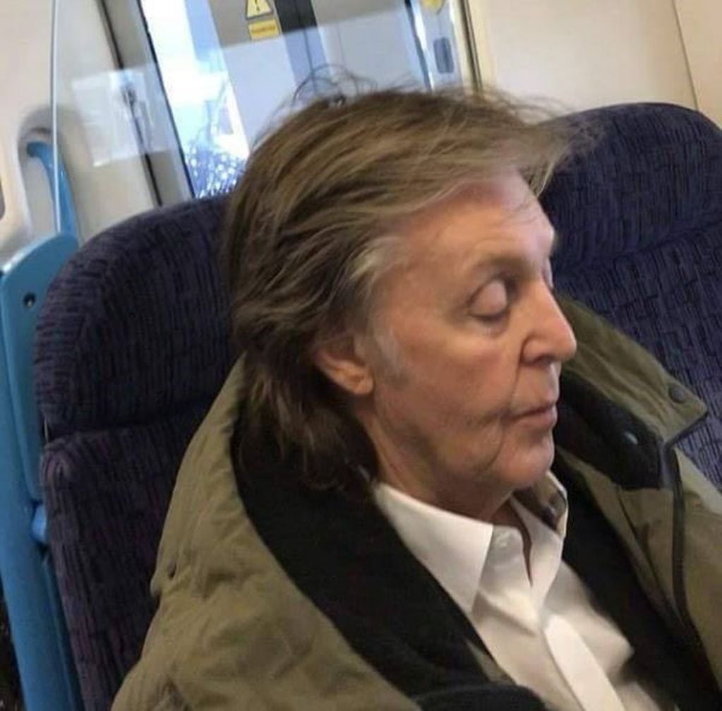 Paul McCartney viajando en tren