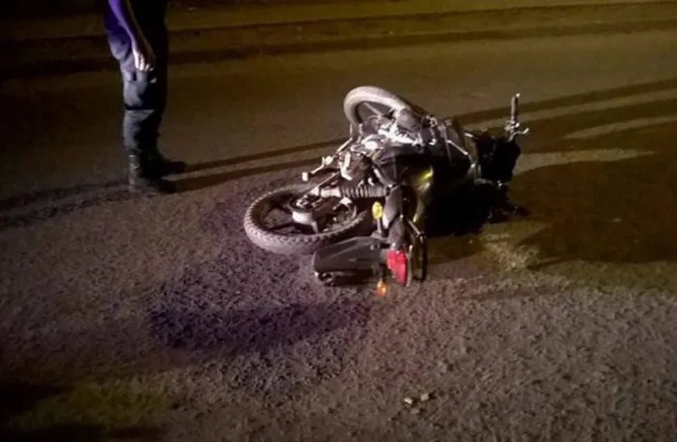 El joven perdió el control de la moto y terminó derrapando. Ahora lucha por su vida.
