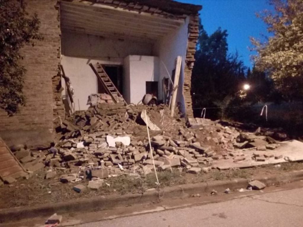 Dos albañiles quedaron sepultados bajo los escombros de una iglesia en San Luis.