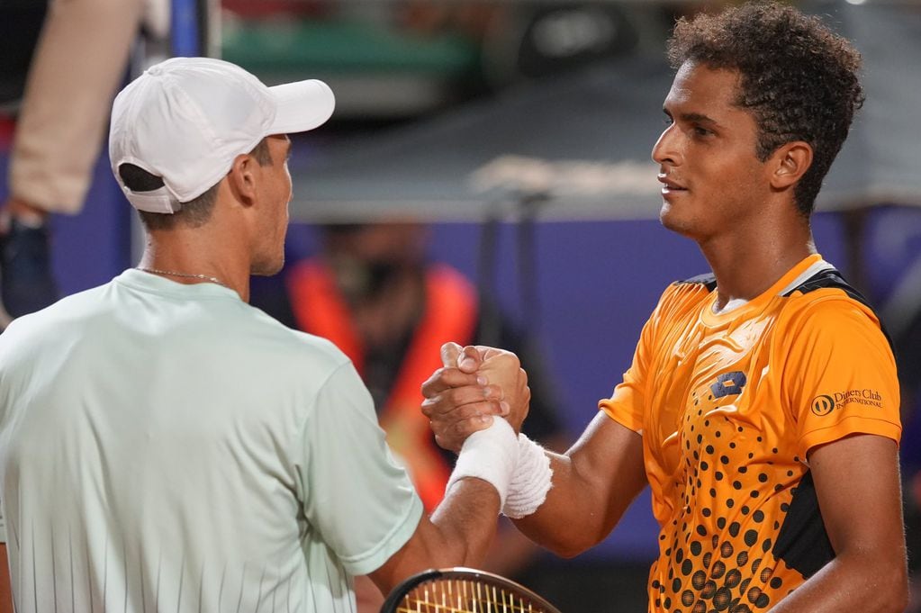 El argentino Bagnis saluda a Varillas. El peruano fue más y avanzó a la segunda ronda del Córdoba Open. (Foto: Prensa Córdoba Open)