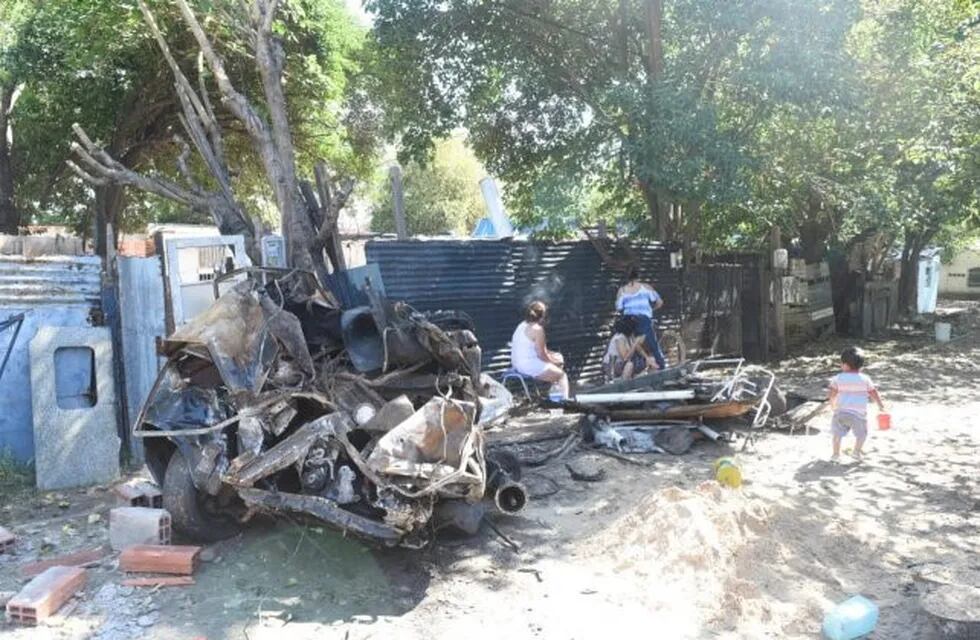 Tren arrolló un auto abandonado en la vías y destruyó cuatro casas precarias