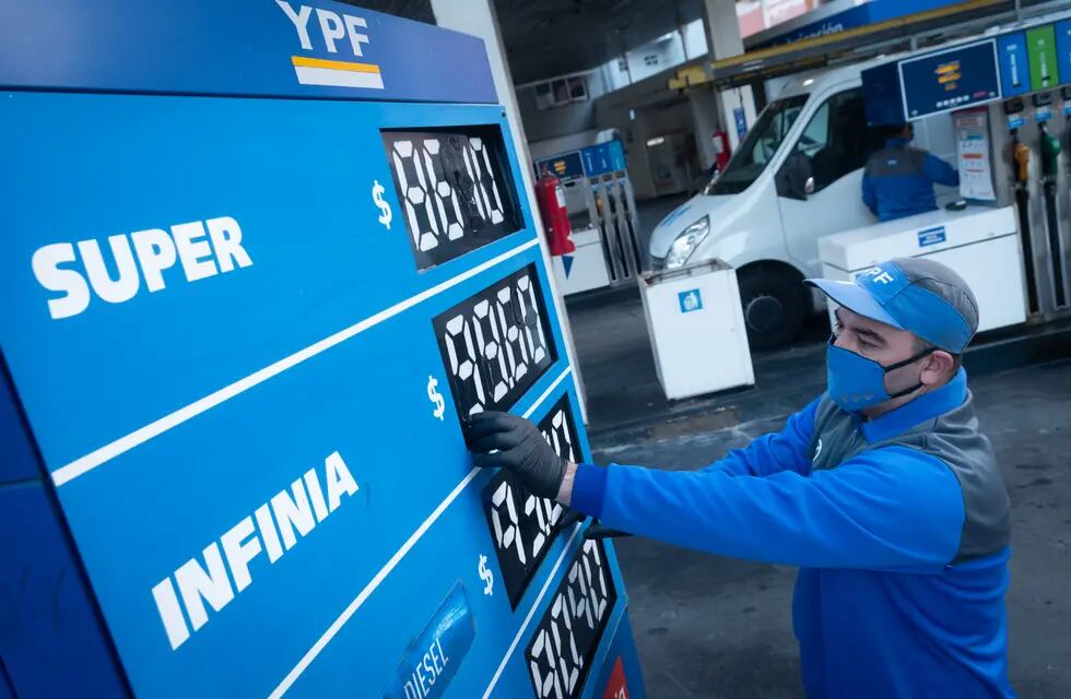 YPF aumentó nuevamente sus combustibles como parte del proceso de ajustes escalonados anunciados en marzo. Es el séptimo incremento en cuatro meses y, en total, la suba es cercana al 27%. Foto: Ignacio Blanco / Los Andes.