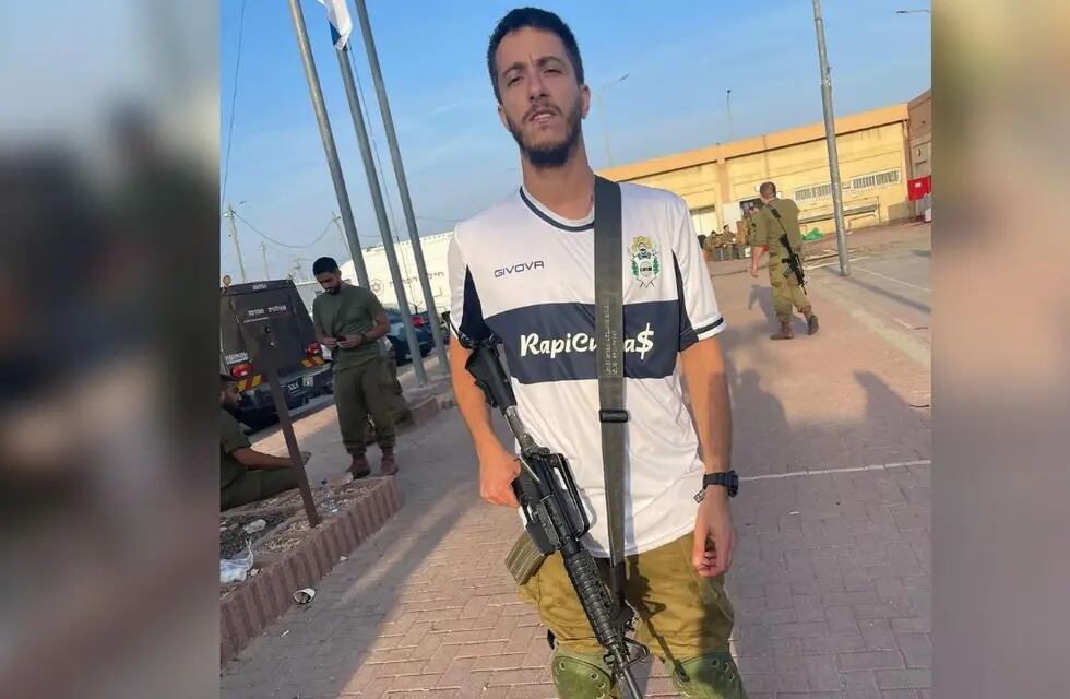 El platense que usa la camiseta de Gimnasia en la guerra de Israel y Hamas.