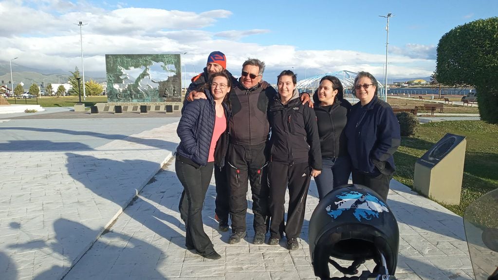 VGM Juan Vera junto a su familia en Plaza "Islas Malvinas", Ushuaia.