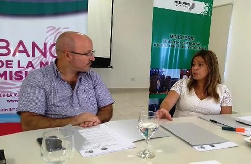 Karina Aguirre, ministra de Acción Cooperativa, trató con empresarios la aplicación de la Ley de Góndolas. (Prensa A. Coop.)