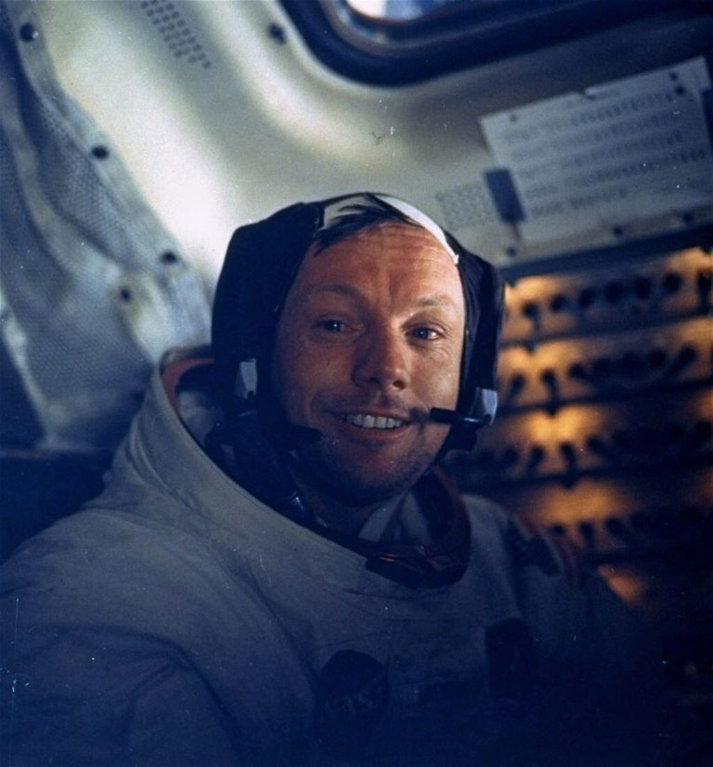 Armstrong, fotografiado por Aldrin, en el interior del Módulo Lunar cuando ambos ya habían completado su "paseo" por la superficie de nuestro satélite. Estuvieron 21 horas y 38 minutos posados en aquel inhóspito mundo.