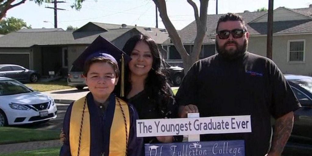 La historia de un niño de 13 años que se graduó con cuatro títulos de la Universidad de California