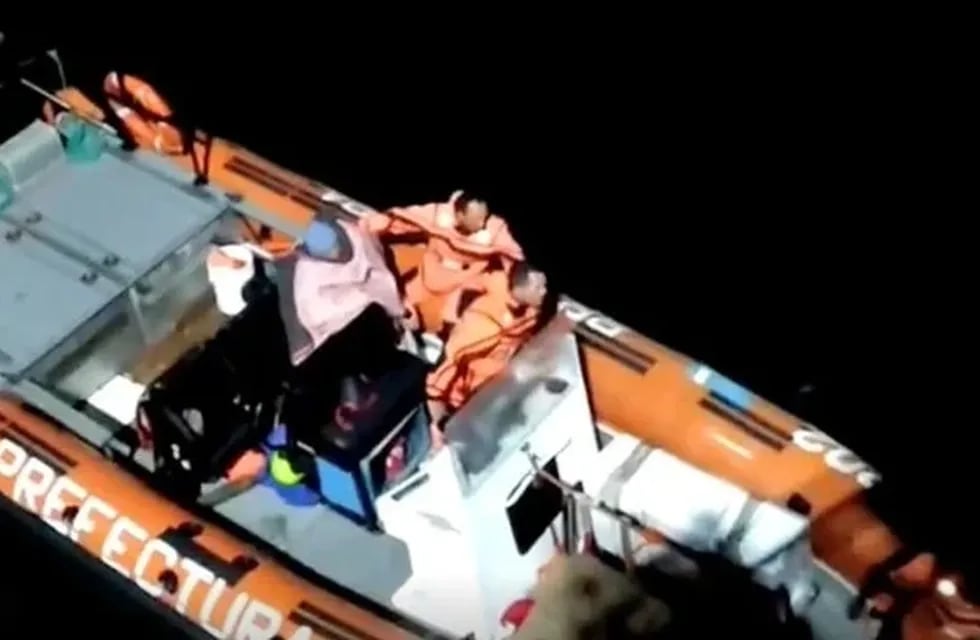 El temeroso rescate de tres kayakistas en medio de un temporal en Puerto Madryn